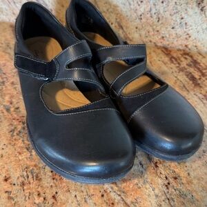 CLARKS Size 11 Mary Jane Style Comfort Flat Shoes in Black